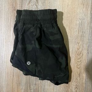 lululemon hotty hots low-rise lined short 2.5”